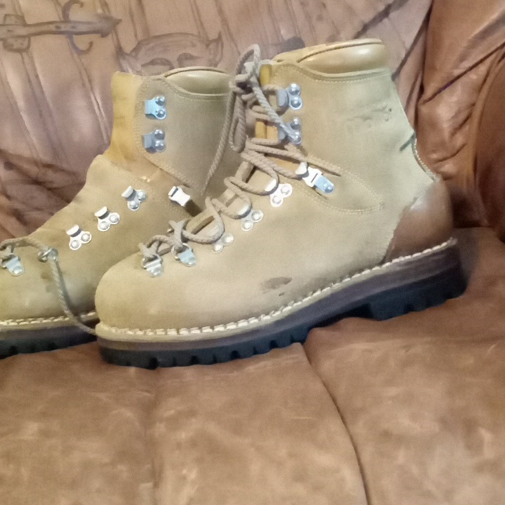 Monitor size 6 handmade swiss hiking boots